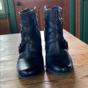 Black heeled bootie with buckles